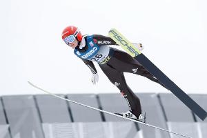 Althaus fliegt beim Heimspiel am Podest vorbei - Takanashi holt alleinigen Rekord