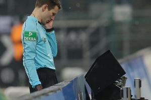 Umfrage: Deutsche für Videobeweis bei der Fußball-WM