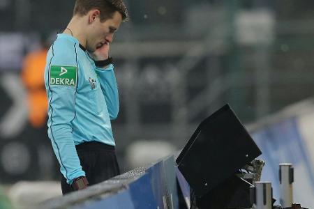 Umfrage: Deutsche für Videobeweis bei der Fußball-WM