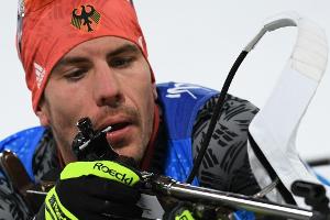 Biathleten laufen in Kontiolahti am Podest vorbei - Peiffer bei Schipulin-Sieg Fünfter