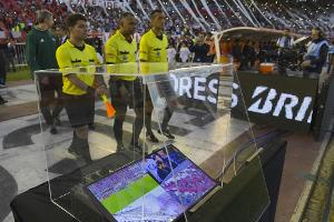 China: Elf Minuten Nachspielzeit wegen Videoassistenten