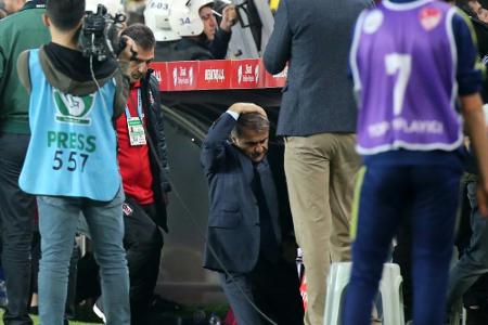 Istanbul-Derby abgebrochen: Besiktas-Trainer Günes mit Sitzschale am Kopf verletzt