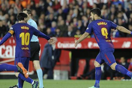 Später Doppelschlag in Sevilla lässt Barca weiter träumen