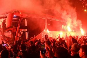 Fans feuern Raketen auf Gäste-Bus: Relegationsspiel abgesagt