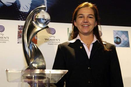 DFB-Direktorin hofft auf mehr Engagement der Profiklubs im Frauenfußball