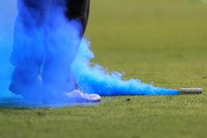 Raketen fliegen in den Gästeblock - Babelsbergs Präsident droht mit Rücktritt