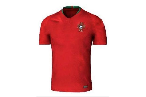 Das portugiesische Trikot wird von der Farbe rot dominiert. Lediglich der Kragen ist grün.
Bildquelle: footyheadlines