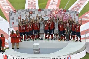 17.39 Uhr: Rauball überreicht Schale an Bayern-Kapitän Neuer