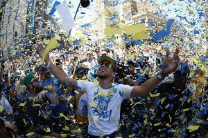 Über eine Million Fans feiern Warriors in Oakland - James verspottet