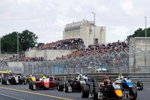 Zum Ende des Fahrverbots: Renault lässt saudische Frau ans Formel-1-Steuer