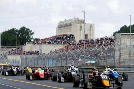 Zum Ende des Fahrverbots: Renault lässt saudische Frau ans Formel-1-Steuer