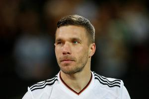 Podolski setzt sich bei Fußball-Förderung für Außenseiter ein
