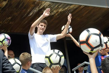 SWR: Pavard hat Vertrag bei Bayern unterschrieben