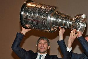 Owetschkin mit dem Stanley-Cup in Moskau