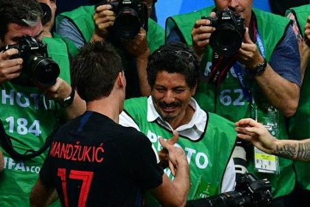 Jubelnde Kroaten begraben Fotografen unter sich