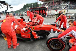 Vettel beschimpft seine Mechaniker: "Fuck! Hebt das Auto an!"