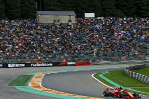 Vettel bleibt nach Reifenwechsel knapp vor Hamilton