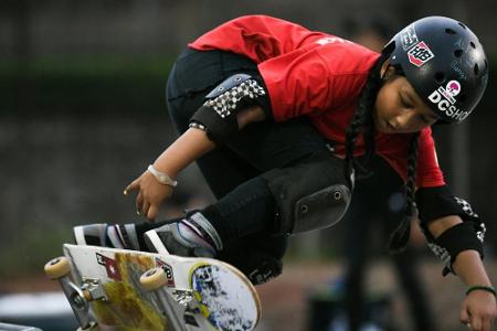 Neunjährige Skateboarderin startet bei Asienspielen