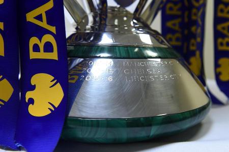 Während die Fans schon vor dem Stadion feierten, wurde drinnen der Pokal vorbereitet. Im Sockel ist es silber auf silber ein...