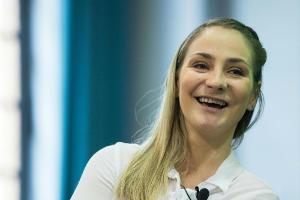 Olympiasiegerin Vogel besucht DFB-Team: "Richtig coole Jungs"