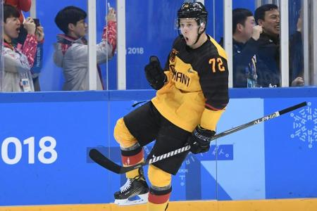 Debüt für die Blackhawks: Schneller Assist von Neuling Kahun