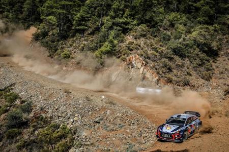 Türkei-Rallye: Neuville führt hauchdünn vor Ogier
