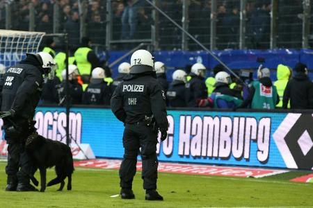Polizeiermittlungen vor Derby: Acht St.-Pauli-Puppen an Brücken gehängt