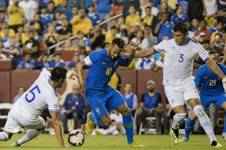 Brasilien überrollt El Salvador - Neymar nach Schwalbe verwarnt