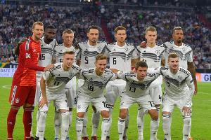 Nationalspieler suchen Fannähe: Müller und Co. kicken mit Kindern