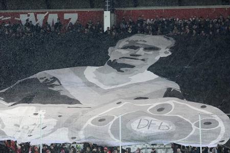 Ein Klub, eine Legende! Das Essener Publikum ehrt Rot-Weiß-Ikone Helmut Rahn, der den Klub 1953 zum Pokalsieg führte.