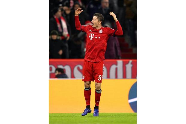 Zu Beginn musste sich der Pole noch gedulden. In der 36. Minute nutzte der Angreifer dann aber gleich seine erste Torchance....