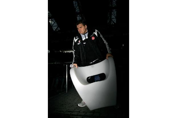 'Der Fußball hat bei uns einen Stellenwert, der gar nicht statthaft ist - für das bisschen Arschwackeln.'