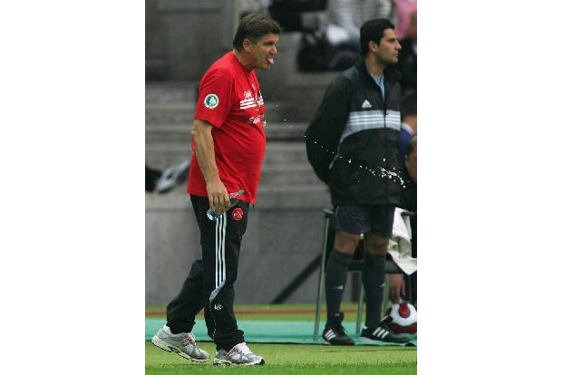 'Wir gehen nachts mit Fackeln in den Wald, damit die Jungs die Angst verlieren.' (Vor einem Spiel des FCN in Dortmund)