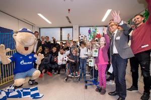 Schalke-Profis besuchen Kinderkliniken - Reus und Weigl SOS-Botschafter
