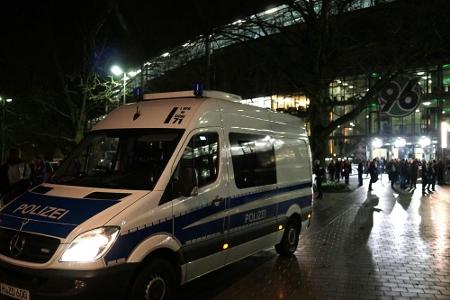 Prügelei vor dem Stadion: Polizei nimmt 35 96-Fans in Gewahrsam