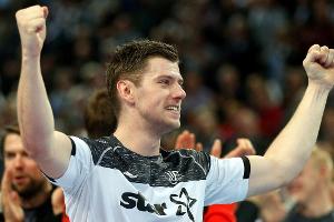 14. Sieg in Folge: Kiel bleibt Flensburg auf den Fersen