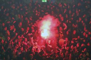 Vier verletzte BVB-Ordner durch Pyrotechnik im Gladbacher Fanblock