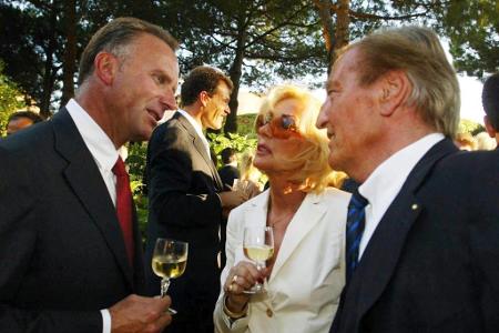 Im Februar 2002 wandelte der FC Bayern seine Fußballabteilung in eine AG um. Für Rummenigge hatte dies eine Beföderung zur F...