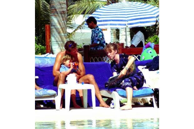 Während viele Formel-1-Stars ein wildes Playboy-Leben führten, fand Michael Schumacher schon früh sein privates Glück: Seit ...