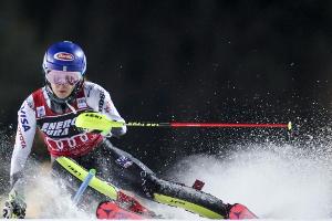Shiffrin überragend, Rebensburg vorerst Siebte