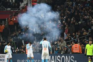 Knallkörper auf Spielfeld explodiert: Spielunterbrechung in Marseille