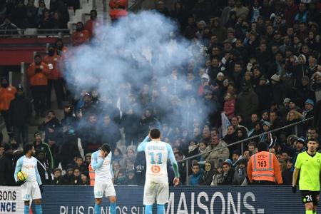 Knallkörper auf Spielfeld explodiert: Spielunterbrechung in Marseille