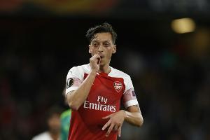 Emery denkt nicht an Özil-Wechsel und plaudert dessen Hochzeitspläne aus