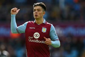 Villa-Kapitän Grealish beim Derby auf dem Platz von Fan angegriffen