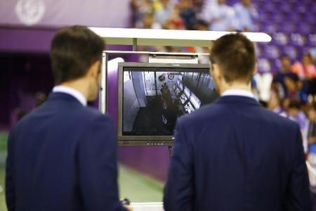 Raum leer: VAR-Panne erheitert Spanien