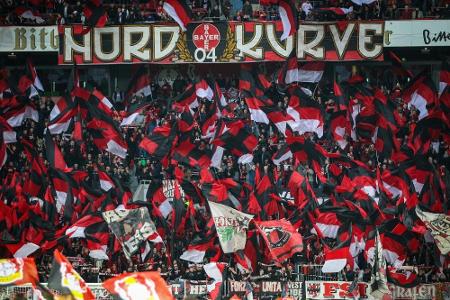 Bayer-Fan erleidet bei Sturz vom Zaun Kopfverletzung