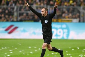 Ausschreitungen: Schiedsrichter Fritz bricht Derby in Athen ab