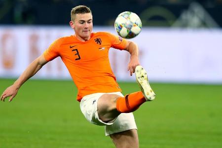 Das Ajax-Juwel brauchte einige Minuten, um ins Spiel zu finden und ließ sich in den Anfangsminuten von Sané mehrfach vorführ...