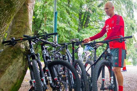 Mitte Oktober geraten Kovac' Trainingsmethoden erneut in die Kritik. Laut 'Bild' sind die Stars der Münchner mehr und mehr g...