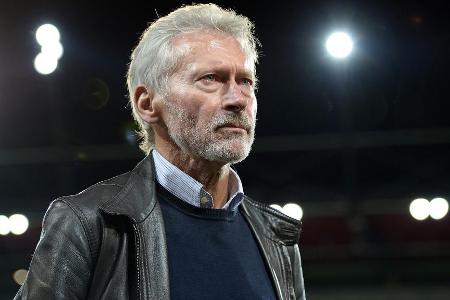 Ex-Spieler und Funktionäre zeigen sich nach der 'Slapstick'-PK (Christoph Metzelder) geschockt. Paul Breitner ist 'deprimier...